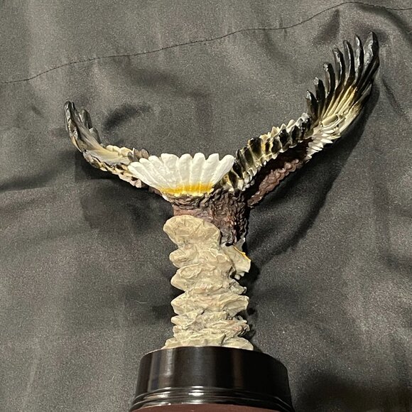 Eagle Landing on the Rock Statue - Picture 3 of 5